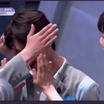 정현이 우는데 매너손 해주는 <b>리키</b>