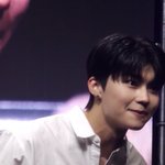 팬하고 아이<b>컨</b><b>택</b>하는 박건욱