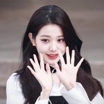 <b>뮤뱅</b> 퇴근길 장원영 미모