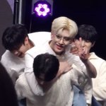 보플 보는 애들아 이 금발 안경남 누구야......