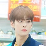 동네 편의점도 화보로 만들어버리는..