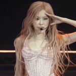근데 난 확실히 무대를 보면 볼수록 <b>로제</b>한테 눈길이 가더라