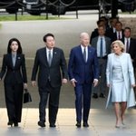 응접실에 해당하는 블루룸에서 방명록과 동맹 70주년 사진집에 <b>서명</b>