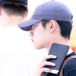 팬한테 선물받은 <b>여권</b>지갑 8년째 쓰는 엑소 디오