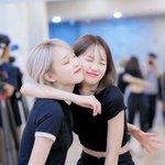 둘이 같은 <b>재질</b>인 채원-예나