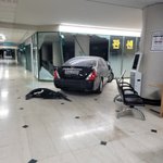 대학병원 본관 내부로 차량 돌진