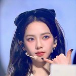 카리나 같은 옷 같은 제스처인데 <b>흑발</b> vs 금발