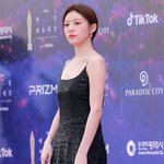 백상 레드카펫에서 누가봐도 긴장한 배우
