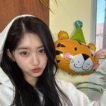 [댓글부탁해] 이서 후드티 정보아는사람ㅠ