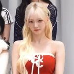 카리나 어깨 예쁘네