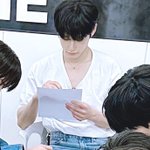 [ZB1] 아 김지웅 종이 <b>질감</b> 확인한다는 거