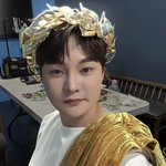 디오니소스 의상 입고 공연한 가수