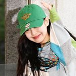 제니 <b>눈밑</b> 상처 생각보다 오래가네