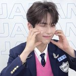 [ZB1] 성한빈 사진 찍을 때나 영상이나 계속 이 <b>포즈</b>하는 거
