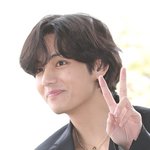 <b>뷔</b> 커플목걸이하고 공항 나타난거였어