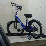 공용계단에 자전거를 두고  오히려 적반하장인 <b>위층</b>여자