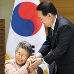 "너무 늦어 죄송"…尹, 한인 원폭 피해자 만나 허리 숙였다