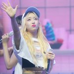 핑크머리에서 금발로 <b>염색</b>한 아이돌