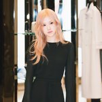 <b>생로랑</b> 팝업 스토어 로제