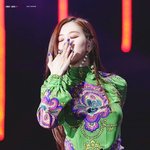 다니는 옷 보면 스타일리스트가 로제 <b>단점</b>만 강조하는 느낌이야;;