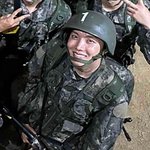 같은 날 훈련소 수료한 <b>두</b> 아이<b>돌</b>