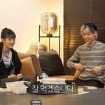 <b>소파</b>를 등받이로 쓰는 대한태국인 아이돌