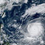 괌 초토화 '수퍼 태풍' 위험한 우회전...북상해 한국도 때리나