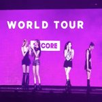 블핑 콘서트의 반복되는 곡 목록과 <b>따분</b>한 무대 설정에 화가 나있어