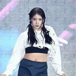 엔믹스 지우는 왜 크롭티 맨날 입히지?