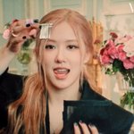 바지가 커서 항상 <b>옷핀</b> 들고 다니는 로제