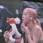 <b>행크</b> 인형 선물 받은 로제