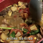 <b>카레</b>에 시금치 넣는건 처음봄