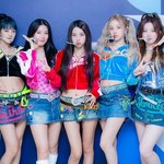 기시감 미치는 아이들 <b>퀸카</b> 활동 무대 의상