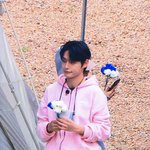 [ZB1] <b>김지</b>융 이 뽀짝한 핑크옷입고 장미 들고있어