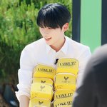[ZB1] 성한빈 <b>치킨</b>박스 14개 들고가는 남자