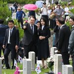 尹, 베트남전·대간첩 작전 <b>전사자</b> 묘역 깜짝 방문...