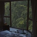 비 오는 날의 <b>낭만</b>이 있긴 하지