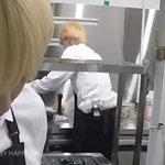 어머니께 설거지는 요리하면서 해야한다고 배웠다는 방탄소년단 진