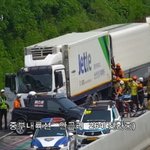 수학여행 버스 2대 화물차등 4중 <b>추돌</b>.1명 사망 학생등 20여명...