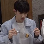 [ZB1] 하오 음식 <b>숟가락</b>에 올려서 먹는 습관