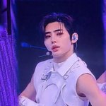 나 위버스콘 갔는데 <b>박성훈이</b> 커버무대하면서