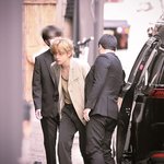 금발로 <b>염색</b>하고 스케줄 참석한 방탄 뷔