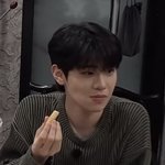 [ZB1] 태래 이 <b>한입</b>거리 과자 몇입에 먹는거야