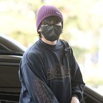 방탄소년단 정국 보라 <b>비니</b> 쓰고 출국