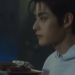 [ZB1] 길거리에 지나가는 남자들이 <b>펀치</b>기계밈 쓸날이