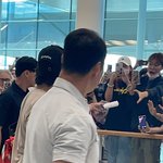 <b>아미</b>한테 그림 선물 하고 가는 뷔