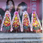 현 시각 큐브엔터 사옥 앞 <b>화환</b>