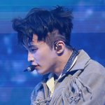 마크 투블럭으로 머리 <b>자름</b>