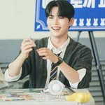 [ZB1] 성한빈 <b>책상</b>에