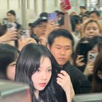 [모두드루와] 오늘자 공항 카리나 <b>실물</b>느낌 쩌는 폰찍짤